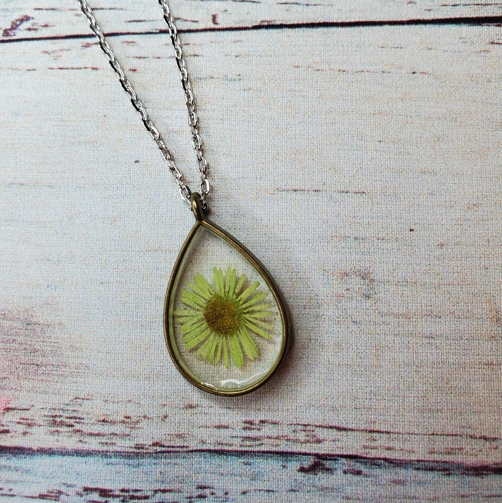 Pressed Flower Necklace Vintage style